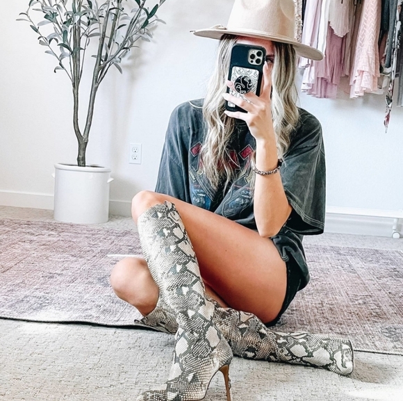 Sexy Chic Snake Embossed Vince Camuto Leather Boots - Picture 3 of 12